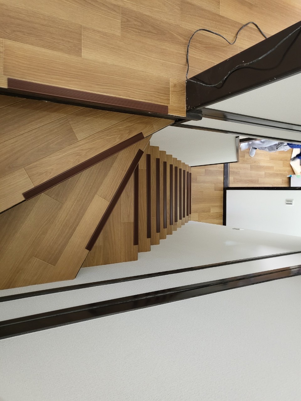 階段CF張替及び滑り止め設置